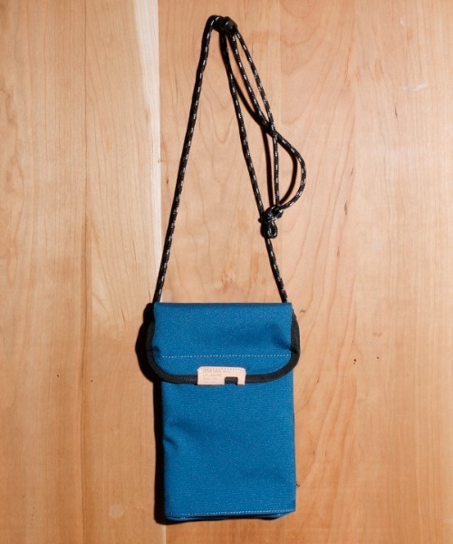 Butler Verner Sails(バトラーヴァーナーセイルス)の「Butler Verner Sails バトラーバーナーセイルズ / コーデュラバーチカルサコッシュ スマホケース / JA-2127-33(ショルダーバッグ・メンズ・ロイヤルブルー/チャコール/ブラック・FREE)」の3枚目の写真