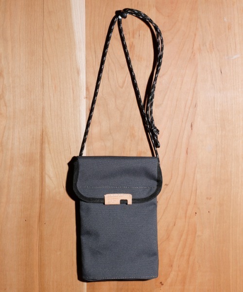 Butler Verner Sails(バトラーヴァーナーセイルス)の「Butler Verner Sails バトラーバーナーセイルズ / コーデュラバーチカルサコッシュ スマホケース / JA-2127-33(ショルダーバッグ・メンズ・ロイヤルブルー/チャコール/ブラック・FREE)」の2枚目の写真