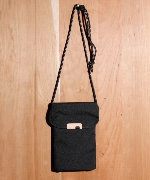 Butler Verner Sails(バトラーヴァーナーセイルス)の「Butler Verner Sails バトラーバーナーセイルズ / コーデュラバーチカルサコッシュ スマホケース / JA-2127-33(ショルダーバッグ・メンズ・ロイヤルブルー/チャコール/ブラック・FREE)」の4枚目の写真