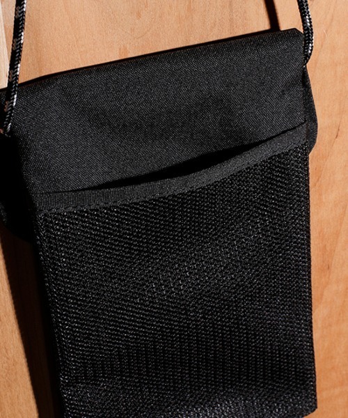 Butler Verner Sails(バトラーヴァーナーセイルス)の「Butler Verner Sails バトラーバーナーセイルズ / コーデュラバーチカルサコッシュ スマホケース / JA-2127-33(ショルダーバッグ・メンズ・ロイヤルブルー/チャコール/ブラック・FREE)」の5枚目の写真
