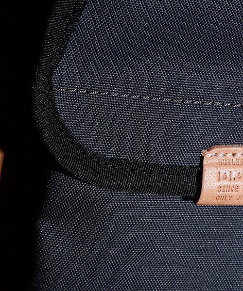 Butler Verner Sails(バトラーヴァーナーセイルス)の「Butler Verner Sails バトラーバーナーセイルズ / コーデュラバーチカルサコッシュ スマホケース / JA-2127-33(ショルダーバッグ・メンズ・ロイヤルブルー/チャコール/ブラック・FREE)」の11枚目の写真
