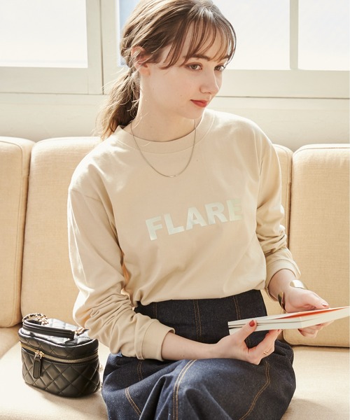 ANGIE(アンジー)の「箔プリント メタリック ロゴ ロンT(Tシャツ/カットソー・レディース・ライトベージュ/ネイビー/ホワイト×シルバー/ホワイト×ゴールド/スミクロ・LARGE/SMALL/MEDIUM)」の4枚目の写真