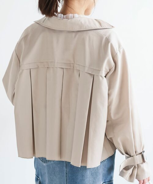 rps（アールピーエス）の「ＢＡＣＫプリーツショートトレンチコート（トレンチコート・レディース・ミント/ベージュ/アイボリー・フリー）」の16枚目の写真