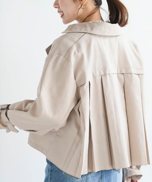 rps（アールピーエス）の「ＢＡＣＫプリーツショートトレンチコート（トレンチコート・レディース・ミント/ベージュ/アイボリー・フリー）」の12枚目の写真