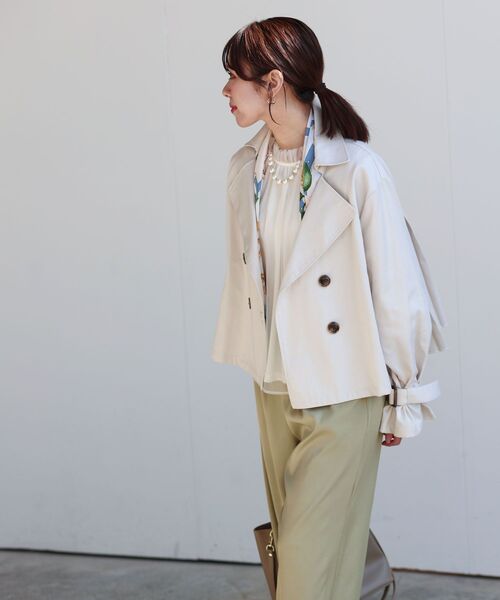 rps（アールピーエス）の「ＢＡＣＫプリーツショートトレンチコート（トレンチコート・レディース・ミント/ベージュ/アイボリー・フリー）」の9枚目の写真
