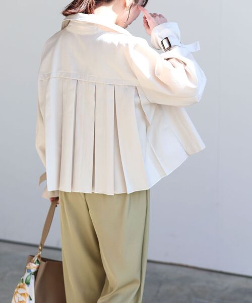 rps（アールピーエス）の「ＢＡＣＫプリーツショートトレンチコート（トレンチコート・レディース・ミント/ベージュ/アイボリー・フリー）」の4枚目の写真