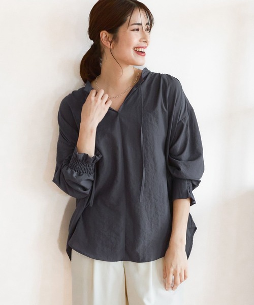 Elura（エルーラ）の「アイロンいらずセミシアブラウス/105292/セミシアー/透け（シャツ/ブラウス・レディース・ホワイト/チャコールグレー/ライトイエロー/ライトブルー・SMALL/MEDIUM/LARGE）」の3枚目の写真