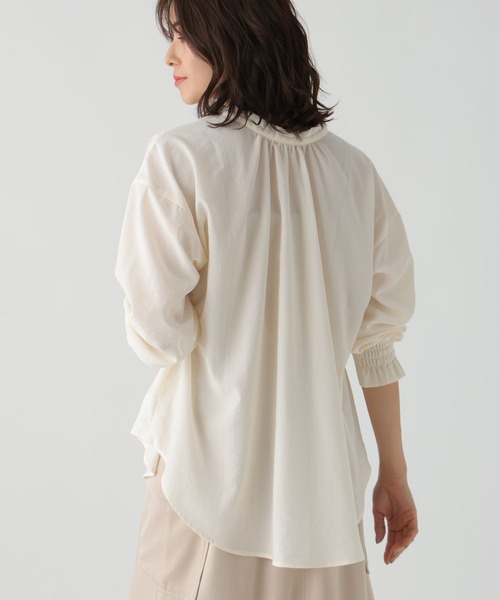 Elura（エルーラ）の「アイロンいらずセミシアブラウス/105292/セミシアー/透け（シャツ/ブラウス・レディース・ホワイト/チャコールグレー/ライトイエロー/ライトブルー・SMALL/MEDIUM/LARGE）」の8枚目の写真