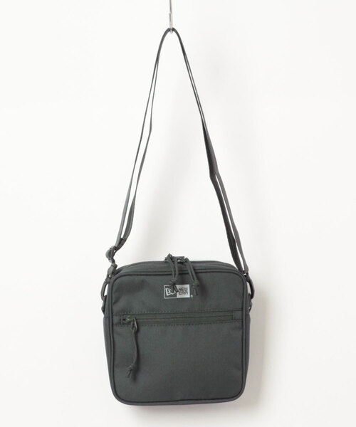 NEW ERA(ニューエラ)の「【NEW ERA/ニューエラ】スクエア ショルダーポーチ 1.5L(ショルダーバッグ・メンズ・ブラック系その他/ブロンズ/その他1/ローズ/レッド/ストーン/オリーブ/グレー系その他/ブルー系その他・FREE)」の3枚目の写真