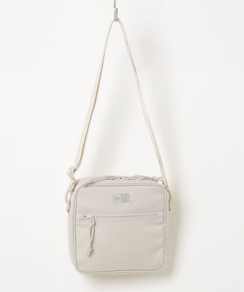 NEW ERA(ニューエラ)の「【NEW ERA/ニューエラ】スクエア ショルダーポーチ 1.5L(ショルダーバッグ・メンズ・ブラック系その他/ブロンズ/その他1/ローズ/レッド/ストーン/オリーブ/グレー系その他/ブルー系その他・FREE)」の2枚目の写真