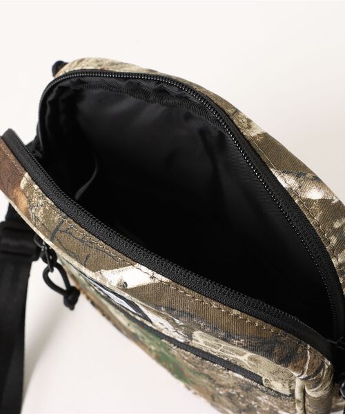 NEW ERA(ニューエラ)の「【NEW ERA/ニューエラ】スクエア ショルダーポーチ 1.5L(ショルダーバッグ・メンズ・ブラック系その他/ブロンズ/その他1/ローズ/レッド/ストーン/オリーブ/グレー系その他/ブルー系その他・FREE)」の21枚目の写真