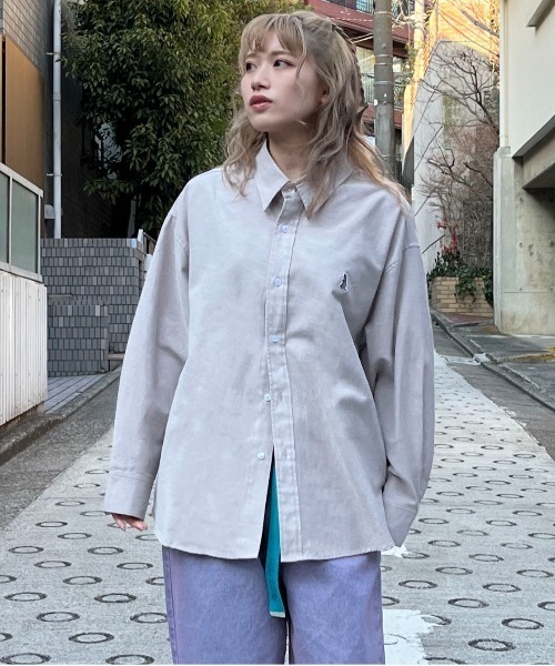 DOUBLE NAME(ダブルネーム)の「ミニ恐竜ワッペンオックスシャツ/ユニセックス(シャツ/ブラウス・レディース・ベージュ/オフホワイト/ブルー・FREE)」の2枚目の写真