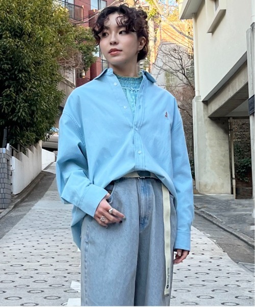 DOUBLE NAME(ダブルネーム)の「ミニ恐竜ワッペンオックスシャツ/ユニセックス(シャツ/ブラウス・レディース・ベージュ/オフホワイト/ブルー・FREE)」の3枚目の写真