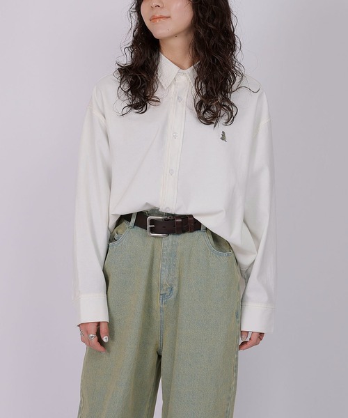 DOUBLE NAME(ダブルネーム)の「ミニ恐竜ワッペンオックスシャツ/ユニセックス(シャツ/ブラウス・レディース・ベージュ/オフホワイト/ブルー・FREE)」の4枚目の写真