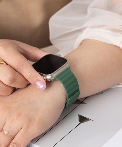 emonique(エモニーク)の「シリコン製 Apple Watch バンド スマートウォッチバンド【38/40/41/42/44/45/49mm対応】(デジタル腕時計・メンズ・ライトブルー/ベージュ/ホワイト×ブラック/ブラック×レッド/ブラック系その他/ブラック/ピンク/ネイビー/グリーン・42/38)」の6枚目の写真