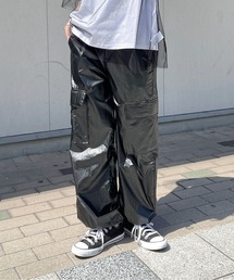 メタリックカーゴパンツ