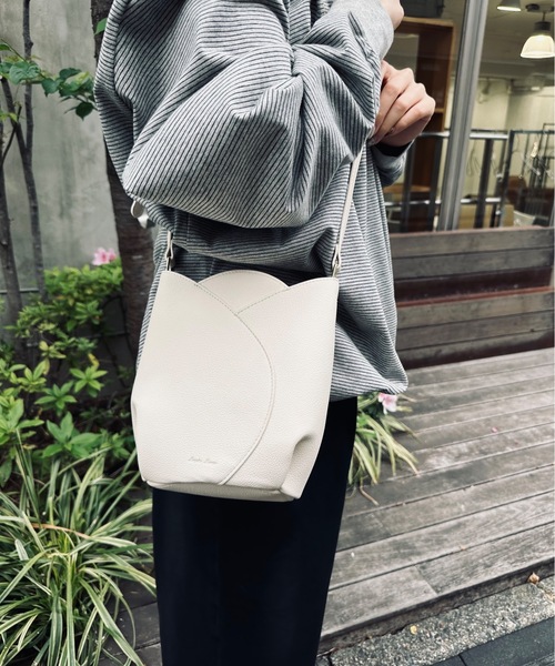 Legato Largo(レガートラルゴ)の「Legato Largo / チューリップモチーフ ミニショルダー / LG-F3093(ショルダーバッグ・レディース・ブラック/グリーン系その他/イエロー/レッド/ブルー/オレンジ系その他/ピンク系その他/アイボリー・ONESIZE)」の2枚目の写真