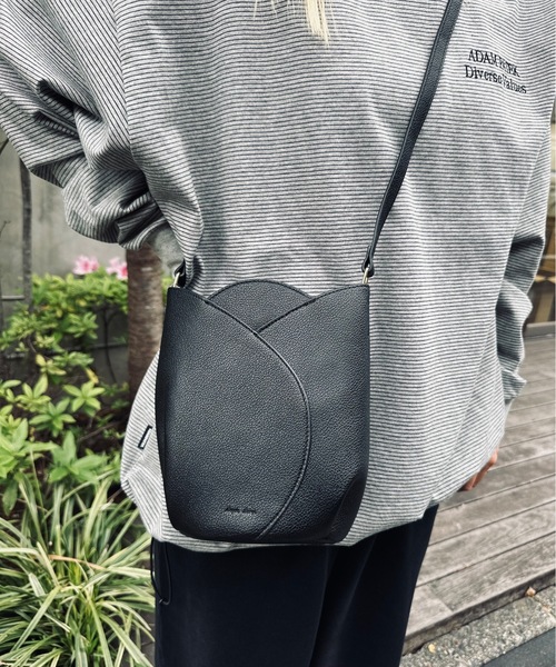 Legato Largo(レガートラルゴ)の「Legato Largo / チューリップモチーフ ミニショルダー / LG-F3093(ショルダーバッグ・レディース・ブラック/グリーン系その他/イエロー/レッド/ブルー/オレンジ系その他/ピンク系その他/アイボリー・ONESIZE)」の3枚目の写真