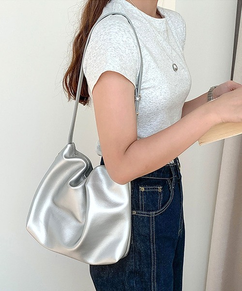 florist（フローリスト）の「ふっくらギャザーシルエットのソフトレザーハンドバッグ（ハンドバッグ・レディース・ブラック/シルバー/オフホワイト/キャメル・FREE）」の15枚目の写真