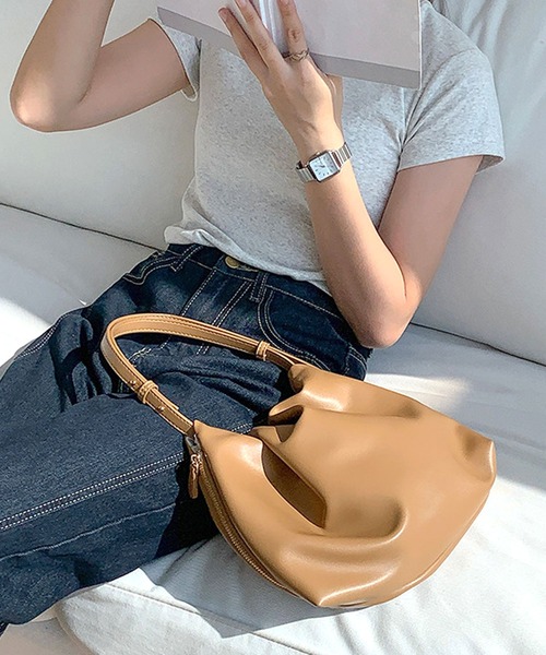 florist（フローリスト）の「ふっくらギャザーシルエットのソフトレザーハンドバッグ（ハンドバッグ・レディース・ブラック/シルバー/オフホワイト/キャメル・FREE）」の9枚目の写真