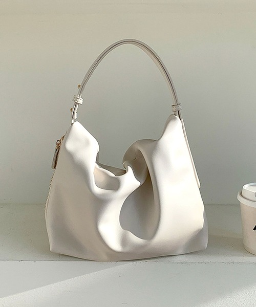 florist（フローリスト）の「ふっくらギャザーシルエットのソフトレザーハンドバッグ（ハンドバッグ・レディース・ブラック/シルバー/オフホワイト/キャメル・FREE）」の17枚目の写真