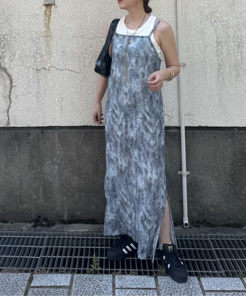 y/m by misato(イムバイミサト)の「ニュアンス柄プリーツキャミワンピース(ワンピース・レディース・グレー/カーキ・FREE)」の4枚目の写真