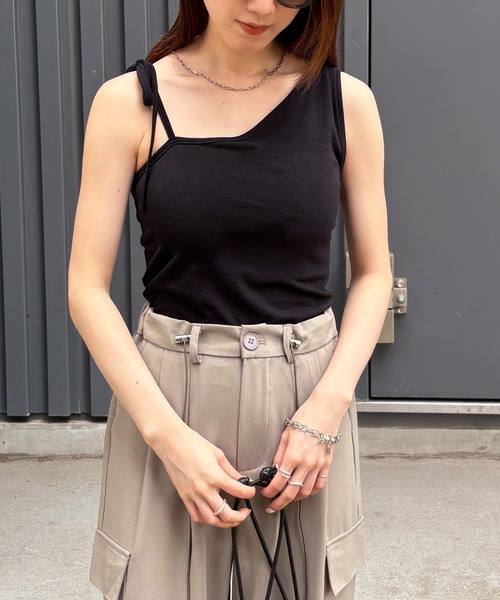 ISOOK(アイスー)の「【ISOOK / アイスー】アシンメトリーデザインタンクトップ / アシメタンクトップ リボン ワンショル キャミソール ZOZOTOWN限定(タンクトップ・レディース・ブラック/カーキ/ホワイト・FREE)」の4枚目の写真