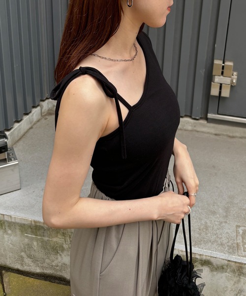 ISOOK(アイスー)の「【ISOOK / アイスー】アシンメトリーデザインタンクトップ / アシメタンクトップ リボン ワンショル キャミソール ZOZOTOWN限定(タンクトップ・レディース・ブラック/カーキ/ホワイト・FREE)」の7枚目の写真