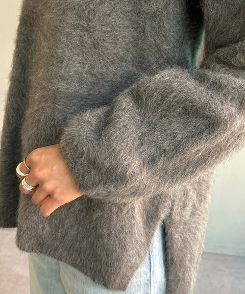 SHENERY(シーナリー)の「【程よい抜け感/やわらかな肌ざわり】ファーカシミヤキーネックニット(ニット/セーター・レディース・ベージュ/ピンク/グレー・FREE)」の7枚目の写真