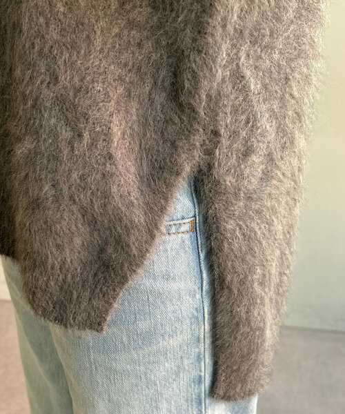 SHENERY(シーナリー)の「【程よい抜け感/やわらかな肌ざわり】ファーカシミヤキーネックニット(ニット/セーター・レディース・ベージュ/ピンク/グレー・FREE)」の8枚目の写真