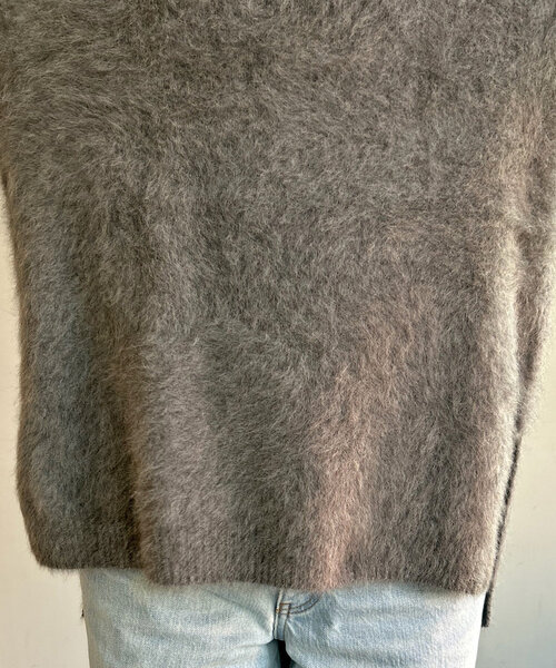 SHENERY(シーナリー)の「【程よい抜け感/やわらかな肌ざわり】ファーカシミヤキーネックニット(ニット/セーター・レディース・ベージュ/ピンク/グレー・FREE)」の9枚目の写真