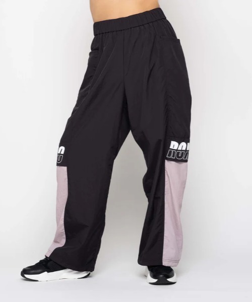 ROXY(ロキシー)の「BEAT THE HEAT PANTS/ロキシーロゴナイロンワイドパンツ(その他パンツ・レディース・ブルー/ブラック・LARGE/MEDIUM/SMALL)」の2枚目の写真