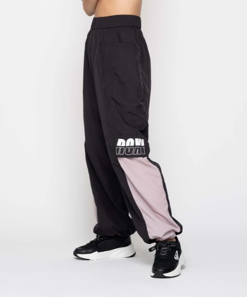 ROXY(ロキシー)の「BEAT THE HEAT PANTS/ロキシーロゴナイロンワイドパンツ(その他パンツ・レディース・ブルー/ブラック・LARGE/MEDIUM/SMALL)」の9枚目の写真
