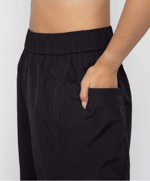ROXY(ロキシー)の「BEAT THE HEAT PANTS/ロキシーロゴナイロンワイドパンツ(その他パンツ・レディース・ブルー/ブラック・LARGE/MEDIUM/SMALL)」の12枚目の写真