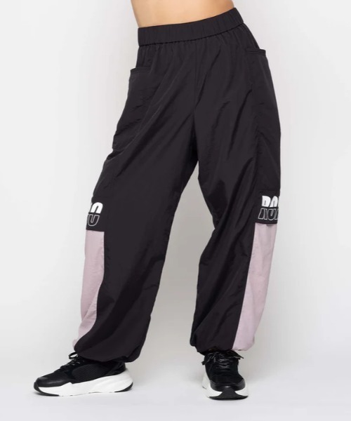 ROXY(ロキシー)の「BEAT THE HEAT PANTS/ロキシーロゴナイロンワイドパンツ(その他パンツ・レディース・ブルー/ブラック・LARGE/MEDIUM/SMALL)」の3枚目の写真