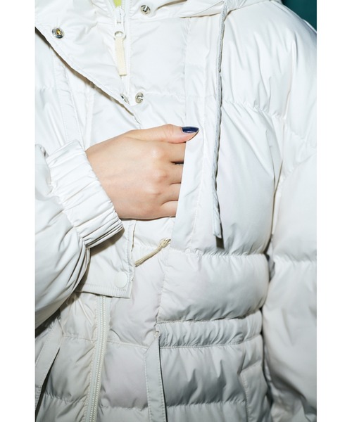 ⭐  ⭐ ホワイトダウンジャケット SHIPS（シップス）の「タフタ ギャザー デザイン ショート ダウン