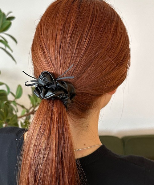 FOREVER 21（フォーエバー トゥエンティーワン）の「ローズリボンシュシュ（シュシュ・レディース・シルバー/ブラック・FREE）」の2枚目の写真