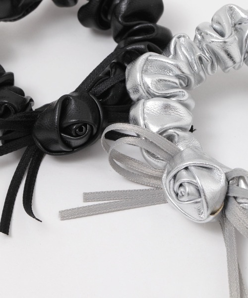FOREVER 21（フォーエバー トゥエンティーワン）の「ローズリボンシュシュ（シュシュ・レディース・シルバー/ブラック・FREE）」の4枚目の写真