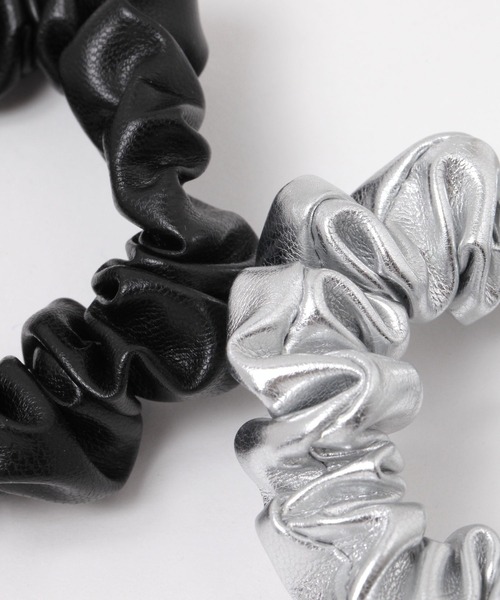 FOREVER 21（フォーエバー トゥエンティーワン）の「ローズリボンシュシュ（シュシュ・レディース・シルバー/ブラック・FREE）」の5枚目の写真