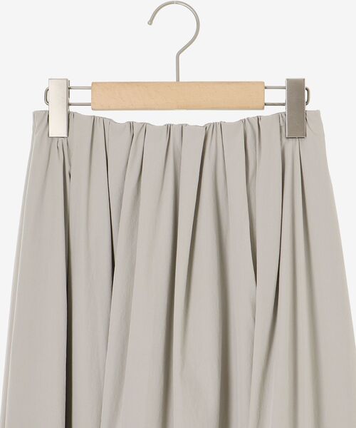 le.coeur blanc（ルクールブラン）の「ナイロンタックギャザーダブルヘムスカート（スカート・レディース・ラベンダー/グレイッシュベージュ/ダークグレー・38/36）」の9枚目の写真