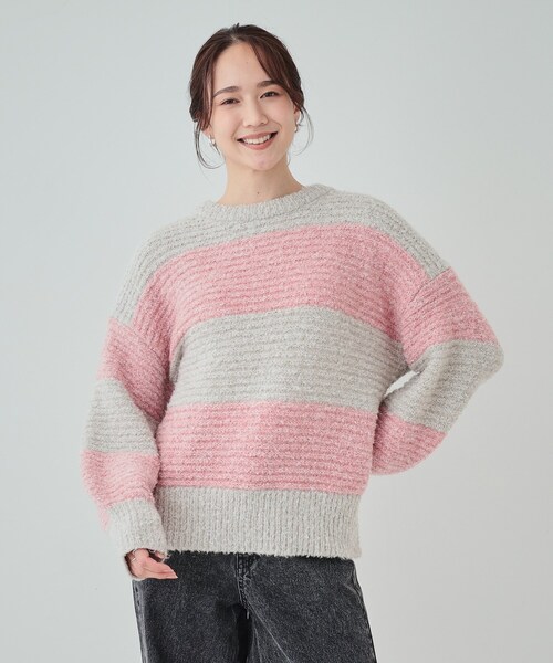 Cutie Blonde（キューティーブロンド）の「◆【S-LL】ふわふわブークレ調 ワイドボーダーニット（ニット/セーター・レディース・チャコール/ブルー系2/ピンク系7・04/03/02/01）」の12枚目の写真