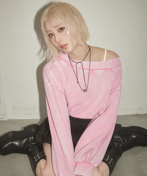 ENVYM（アンビー）の「ピグメントオフショルスウェット（スウェット・レディース・ブラック/ピンク・FREE）」の7枚目の写真