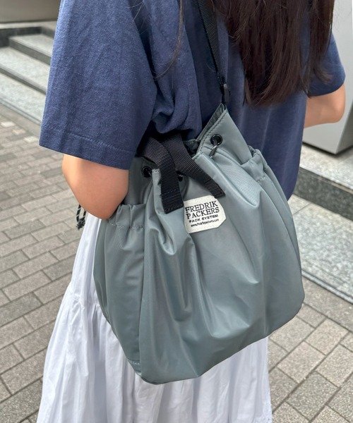 FREDRIK PACKERS(フレドリックパッカーズ)の「【FREDRIK PACKERS】≪別注≫SATIN PUFF BLOOM SHOULDER サテンブルームショルダー 巾着バッグ ミニショルダー 手提げ 2WAY(ショルダーバッグ・レディース・グレー/オリーブ/ブラック・FREE)」の2枚目の写真
