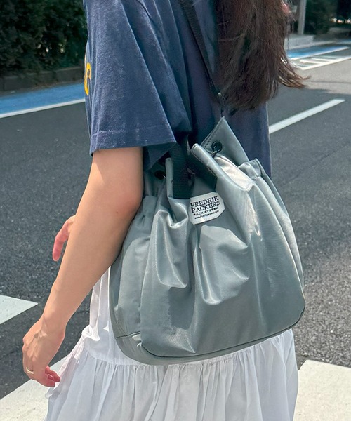 FREDRIK PACKERS(フレドリックパッカーズ)の「【FREDRIK PACKERS】≪別注≫SATIN PUFF BLOOM SHOULDER サテンブルームショルダー 巾着バッグ ミニショルダー 手提げ 2WAY(ショルダーバッグ・レディース・グレー/オリーブ/ブラック・FREE)」の16枚目の写真