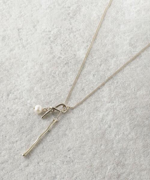 OPAQUE.CLIP（オペークドットクリップ）の「変型メタル×フェイクパールY字ネックレス（ネックレス・レディース・シルバー/ゴールド・00）」の2枚目の写真