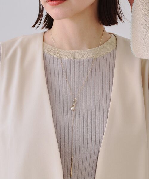 OPAQUE.CLIP（オペークドットクリップ）の「変型メタル×フェイクパールY字ネックレス（ネックレス・レディース・シルバー/ゴールド・00）」の3枚目の写真