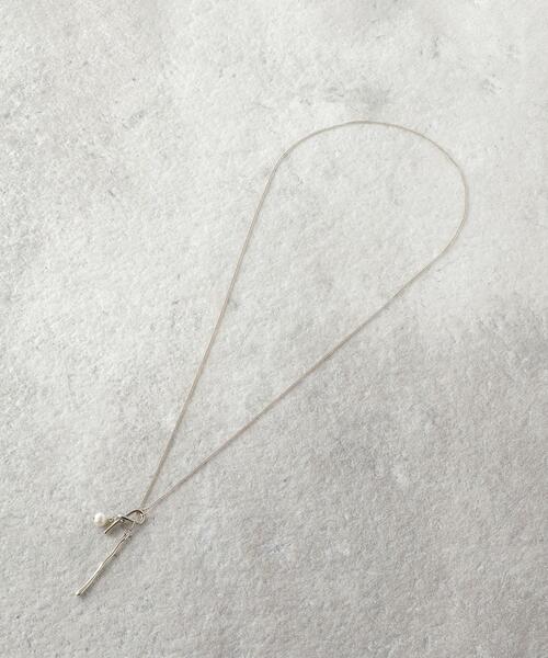 OPAQUE.CLIP（オペークドットクリップ）の「変型メタル×フェイクパールY字ネックレス（ネックレス・レディース・シルバー/ゴールド・00）」の5枚目の写真