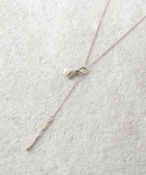 OPAQUE.CLIP（オペークドットクリップ）の「変型メタル×フェイクパールY字ネックレス（ネックレス・レディース・シルバー/ゴールド・00）」の6枚目の写真