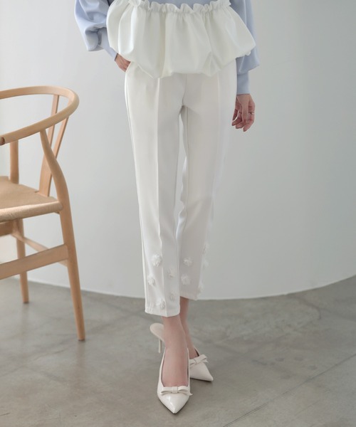 MERAKI(メラキ)の「裾フラワーパンツ(その他パンツ・レディース・ブラック/ホワイト・S/M/L)」の1枚目の写真