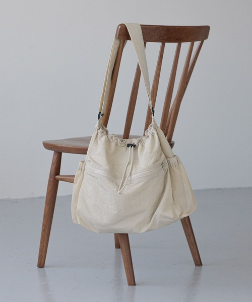 LOWRYS FARM（ローリーズファーム）の「ハッスイ８ポケショルダー　 323509（ショルダーバッグ・レディース・ブラック/ブラウン/アイボリー・FREE）」の2枚目の写真